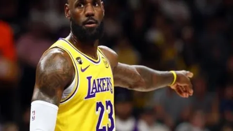 速览！Speed探秘上海人民公园相亲角热闹景象